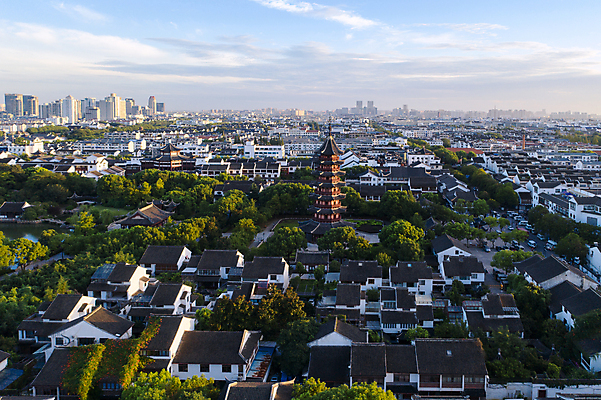 포토 JPG 해외이미지 나무 전통 아시아 문화 여행 건축양식 하늘 유물 거리 주택 안테나 동양인 풍경 사람없음 야외 건물 여행객 마을 탑 중국 수확 시골 도시 역사 재산 타운 옛날 해외포토 식물 건축물 건축 나라 농업 통신 사람 인종 금융 파일형식 이미지허브