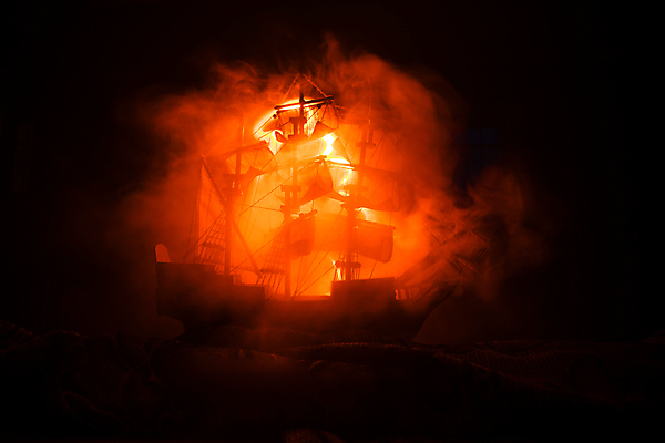 포토 JPG 해외이미지 실루엣 백그라운드 사람없음 빛 주황색 연기 신비 해적선 돛대 해외포토 컬러 컨셉 배_교통 촬영기법 파일형식 이미지허브