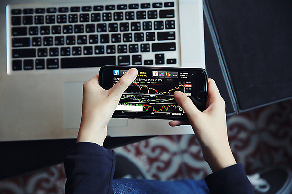 포토 JPG 해외이미지 손 그래프 들기 신체부위 노트북 스마트폰 주식 분석 투자 해외포토 컨셉 비즈니스 모션 사람 금융 전자제품 핸드폰 스마트기기 파일형식 이미지허브