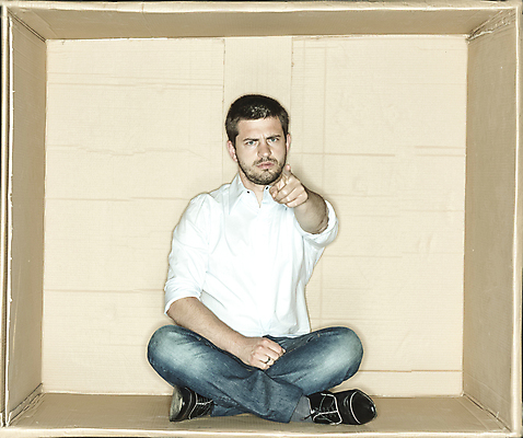 포토 JPG 해외이미지 전신 백인 남자 한명 성인 앞모습 상자 사무실 비즈니스맨 가부좌 갇힘 답답함 성인남자한명만 해외포토 서양인 1 뷰포인트 비즈니스 모션 사람 앉기 직장인 감각 남자한명만 성인남자만 파일형식 이미지허브