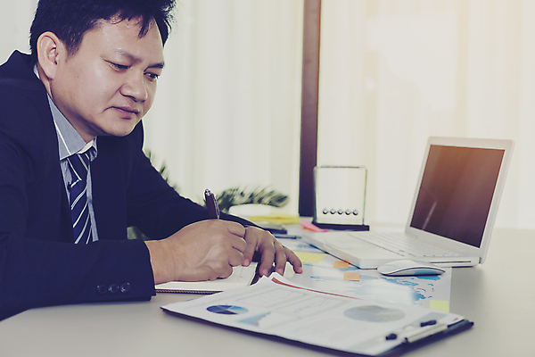 포토 JPG 해외이미지 백인 직업 교육 남자 백그라운드 컨셉 생각 비즈니스 사업가 성공 설계 노동자 아이디어 직장 한명 사람 목재 금융 경제 사무실 게임 업무 비즈니스맨 도박 선택 계획 위험 대표 무서움 종업원 경영자 기회 투자 해결 경영 마감 해외포토 서양인 나무 1 감정 회사 재료 놀이 작업 직장인 리더 파일형식 이미지허브