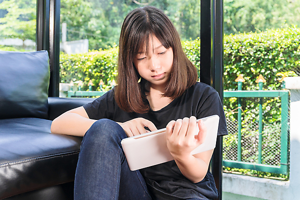 포토 JPG 해외이미지 학생 라이프스타일 교육 거실 인터넷 학교 주택 한명 사람 앉기 성인 내부 10대 책 노트북 스터디 컴퓨터 태블릿 알약 방 듣기 업무 작업 책상 대학교 객실 온라인 리빙 온라인강의 해외포토 1 가구 모션 청소년 건물 생활 전자제품 스마트기기 학습 약 강의 파일형식 언택트 이미지허브