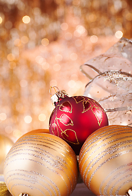 포토 JPG 해외이미지 전통 계절 리본 백그라운드 크리스마스 겨울 공 휴가 전등 새해 기념 사람없음 장식 빨간색 빛 반짝임 축제 활발 장식볼 축하 황금 소프트포커스 12월 블러 카피스페이스 해외포토 기념일 컬러 컨셉 모션 조명 촬영기법 공백 날짜 파일형식 이미지허브