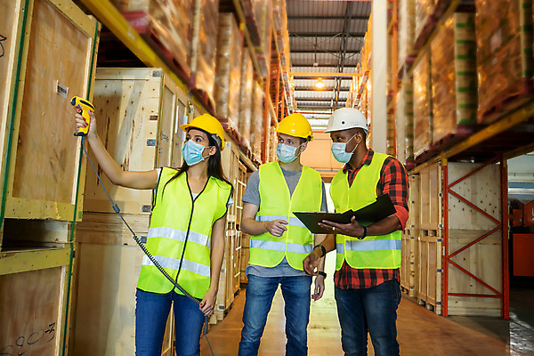 포토 JPG 해외이미지 백인 여자 남자 산업 유니폼 비즈니스 교통시설 청소년 노동자 실내 서기 사람 성인 가로 세명 컴퓨터 상자 화물 작업 암호 나무상자 컨테이너 집중 배송 창고 바코드 패키지 획득 물류 판지 분배 스캐너 스캔 심각 조작 해외포토 서양인 직업 옷 교통 컨셉 모션 내부 전자제품 운송업 시설 파일형식 이미지허브