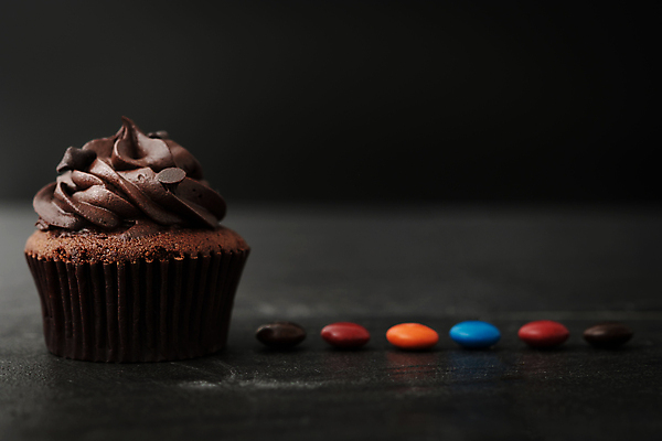 포토 JPG 해외이미지 종이 커피 음식 디저트 사탕 사람없음 장식 컵 컬러풀 갈색 파티 과자 케이크 초콜릿 검은색 어둠 빵집 축하 신선 생일 고급 달콤 소프트포커스 컵케이크 굽기 먹기 뿌리기 크림 그림 머핀 칼로리 버터 에스프레소 패티 페스츄리 해로움 핸드메이드 해외포토 식기 기념일 음료 빵 컬러 컨셉 모션 촬영기법 이벤트 상점 맛 구이 파일형식 이미지허브