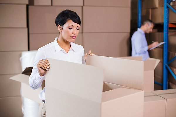 포토 JPG 해외이미지 백인 응시 여자 남자 40대 중년 실내 상반신 성인 두명 옆모습 30대 상자 잡기 작업 비즈니스맨 비즈니스우먼 오픈 집중 확인 물류창고 해외포토 서양인 시선 뷰포인트 컨셉 비즈니스 모션 사람 내부 장년 직장인 창고 파일형식 이미지허브