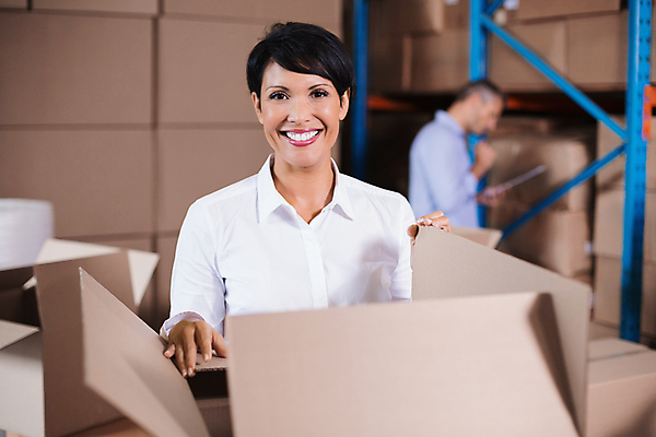 포토 JPG 해외이미지 백인 응시 여자 남자 40대 중년 실내 상반신 성인 두명 앞모습 옆모습 아웃포커스 30대 상자 잡기 작업 비즈니스맨 비즈니스우먼 오픈 물류창고 해외포토 서양인 시선 뷰포인트 비즈니스 모션 촬영기법 사람 내부 장년 직장인 창고 파일형식 이미지허브