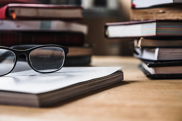 포토 JPG 해외이미지 학생 교육 종이 안경 백그라운드 텍스트 학교 탁자 주택 이야기 사람없음 목재 책 스터디 쌓기 자료 시험 정보 오픈 도서관 읽기 책상 교과서 대학교 질감 문학 페이지 카피스페이스 해외포토 나무 잡화 가구 재료 모션 교재 건물 학습 공백 파일형식 이미지허브