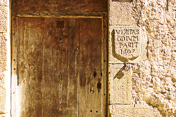 포토 JPG 해외이미지 유럽 벽 조각 휴가 사람없음 목재 햇빛 태양 문 마을 프랑스 바위 도시 중세 역사 타운 프랑스어 옛날 해외포토 자연요소 나무 문자 나라 재료 돌_바위 파일형식 이미지허브