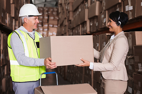 포토 JPG 해외이미지 백인 여자 남자 40대 중년 50대 노동자 실내 들기 정장 상반신 두명 옆모습 상자 마주보기 비즈니스우먼 감독 안전모 주기 물류창고 중년만 해외포토 서양인 직업 옷 뷰포인트 비즈니스 모션 사람 성인 내부 직장인 헬멧 안전장비 창고 성인만 파일형식 이미지허브