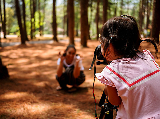포토 JPG 해외이미지 나무 백인 라이프스타일 공원 여자 행복 얼굴 어린이 여행 백그라운드 가족 자연 사람 동양인 야외 두명 햇빛 기쁨 소나무 숲 내추럴 해외포토 서양인 식물 공공시설 감정 관계 인종 생활 신체부위 태양 생태계 파일형식 이미지허브