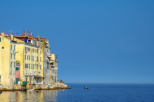 포토 JPG 해외이미지 유럽 바다 여행 건축양식 하늘 표면 휴가 거리 주택 풍경 사람없음 건물 물 여름 햇빛 교회 탑 항구 도시 역사 지중해 그림 타운 크로아티아 구시가지 발칸반도 옛날 해외포토 자연요소 건축물 계절 건축 나라 종교건축 교통시설 태양 파일형식 이미지허브