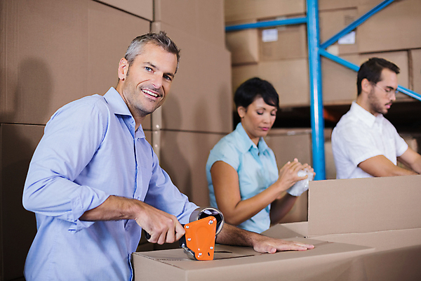 포토 JPG 해외이미지 백인 응시 여자 남자 40대 중년 포장 실내 상반신 20대 성인 옆모습 세명 30대 상자 작업 테이프 물류창고 붙이기 해외포토 서양인 시선 뷰포인트 모션 문구용품 사람 청년 내부 장년 창고 파일형식 이미지허브