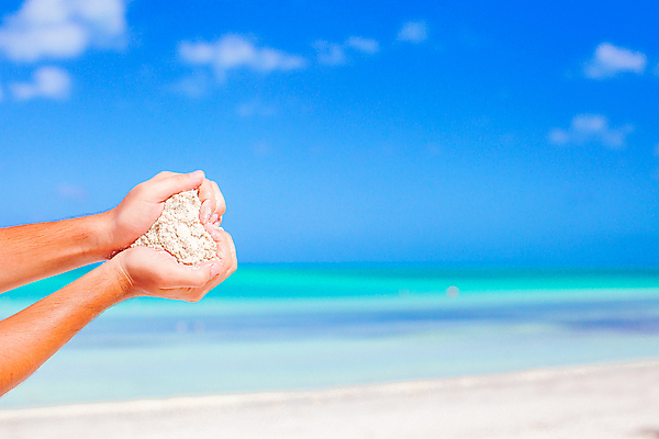 포토 JPG 해외이미지 손 모래 사랑 야외 신체부위 파란색 모래사장 하트 손하트 움켜쥠 해외포토 모양 감정 바다 컬러 모션 사람 손짓 파일형식 이미지허브