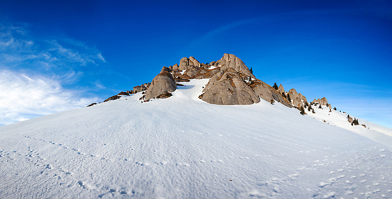 포토 JPG 해외이미지 나무 계절 실루엣 유럽 여행 백그라운드 자국 자연 하늘 날씨 산 파노라마 국립공원 풍경 사람없음 야외 파란색 뷰티 환경 얼음 침묵 일몰 트래킹 하이킹 추위 흰색 정상 고도 장면 루마니아 내추럴 산악지대 절정 트란실바니아 하이커 해외포토 자연요소 식물 공원 나라 컬러 레저 촬영기법 노을 소리 생태계 파일형식 이미지허브