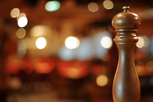 포토 JPG 해외이미지 음식 탁자 요리 사람없음 목재 빛 갈색 검은색 흰색 양념 향신료 보케 소금 그라인더 후추 방앗간 고립 블러 셰이커 해외포토 나무 컬러 가구 재료 커피용품 향미료 파일형식 이미지허브