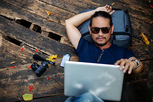 포토 JPG 해외이미지 직업 라이프스타일 남자 아시아 여행 컨셉 인터넷 비즈니스 배낭 모바일 휴가 휴식 한명 사람 앉기 동양인 풍경 성인 여름 노트북 컴퓨터 햇빛 여행객 공책 짐 업무 출퇴근 와이파이 온라인 백패커 소셜 프리랜서 힙스터 해외포토 1 계절 패션 나라 가방 모션 문구용품 인종 생활 전자제품 태양 작업 무선인터넷 파일형식 이미지허브