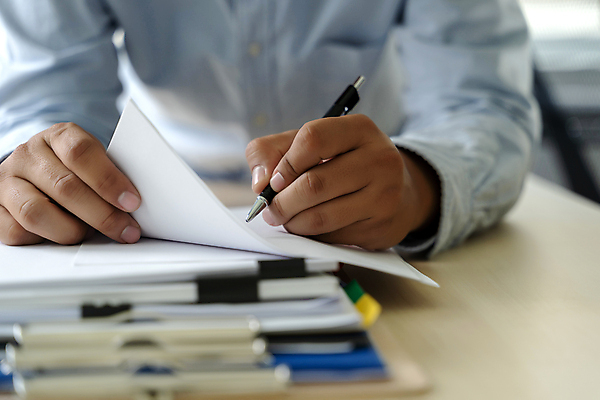 포토 JPG 해외이미지 직업 손 디자인 여자 남자 종이 컨셉 비즈니스 건축양식 통신 아이디어 직장 관리 사람 사람없음 금융 사무실 독서 쌓기 디지털 자료 공백 정보 업무 작업 비즈니스맨 그룹 계획 책상 계약 사인 보고서 그림 문서 회계 브레인스토밍 해외포토 건축 가구 회사 모션 신체부위 경제 직장인 파일형식 이미지허브