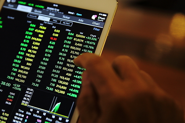 포토 JPG 해외이미지 손 그래프 들기 아웃포커스 신체부위 스마트폰 태블릿 주식 분석 투자 해외포토 컨셉 비즈니스 모션 촬영기법 사람 금융 전자제품 핸드폰 스마트기기 파일형식 이미지허브