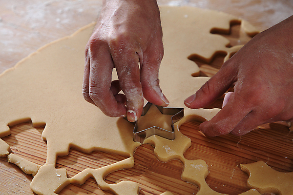 포토 JPG 해외이미지 직업 전통 별 음식 크리스마스 휴가 요리 사람 성인 사람없음 쿠키 요리사 축제 식사 빵집 작업 굽기 집중 준비 반죽 밀가루 레시피 제빵사 페스츄리 핸드메이드 해외포토 자연요소 기념일 빵 컨셉 디저트 상점 가루 구이 파일형식 이미지허브
