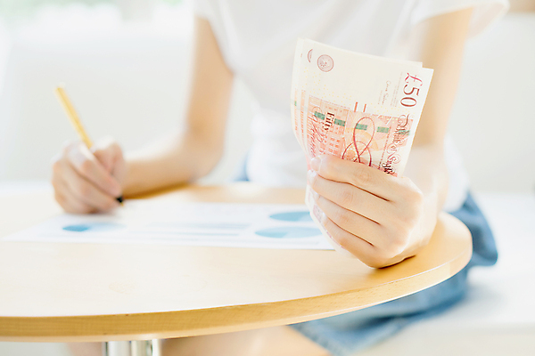 포토 JPG 해외이미지 라이프스타일 여자 컨셉 돈 회사 비즈니스 탁자 성공 설계 실내 성인 사람없음 가로 금융 사무실 펜 저축 계산기 비즈니스우먼 신용카드 계산 책상 투자 수익 카피스페이스 해외포토 가구 문구용품 사람 내부 생활 경제 필기구 공백 장비 직장인 재산 파일형식 이미지허브