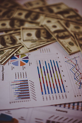 포토 JPG 해외이미지 종이 백그라운드 컨셉 돈 회사 비즈니스 성공 사람없음 금융 사무실 펜 달러 업무 주식 작음 분석 보고서 투자 회계 대출 계좌 세금 수입 해외포토 경제 필기구 작업 재산 크기 파일형식 이미지허브