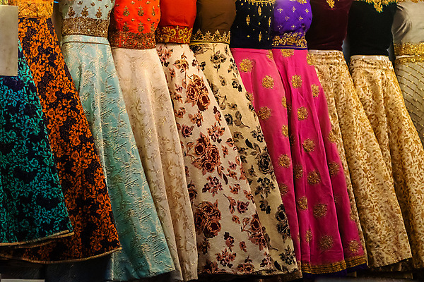 포토 JPG 해외이미지 전통 디자인 드레스 옷 아시아 문화 결혼 창문 동양인 사람없음 쇼핑 치마 컬러풀 유행 판매 세일 상점 금속 기계 젖음 직물 센터 시장 우아함 실크 쇼핑몰 인도인 지역 소매 싱가폴 옛날 해외포토 외국인 나라 컬러 컨셉 재질 하의 인종 이벤트 파일형식 이미지허브