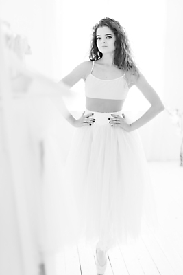 포토 JPG 해외이미지 전신 백인 여자 허리손 흑백 실내 한명 사람 성인 앞모습 뷰티 우아함 발레 발레리나 발레복 성인여자한명만 해외포토 서양인 1 옷 뷰포인트 포즈 컨셉 촬영기법 내부 춤 여자한명만 성인여자만 파일형식 이미지허브