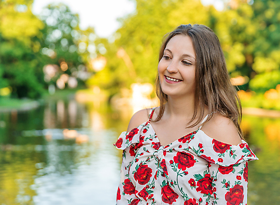 포토 JPG 해외이미지 백인 1 라이프스타일 공원 여자 행복 얼굴 휴식 미술 한명 사람 성인 야외 태양 뷰티 유행 장면 해외포토 자연요소 서양인 공공시설 감정 컨셉 문화예술 생활 신체부위 파일형식 이미지허브