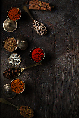 포토 JPG 해외이미지 전통 백그라운드 재료 자연 고추 탁자 파프리카 건조 파슬리 종류 요리 동양인 사람없음 목재 빨간색 노란색 주방 숟가락 수확 뜨거움 고명 양념 조미료 사발 맛 정상 가루 인도인 수집 허브 향신료 메뉴 유기농 매움 후추 카레 생강 놋쇠 땅바닥 사프란 시나몬 강황 해외포토 외국인 나무 식물 웰빙 음식 컬러 가구 컨셉 농업 채소 식재료 바닥 수저 인종 사기그릇 생태계 향미료 파일형식 이미지허브