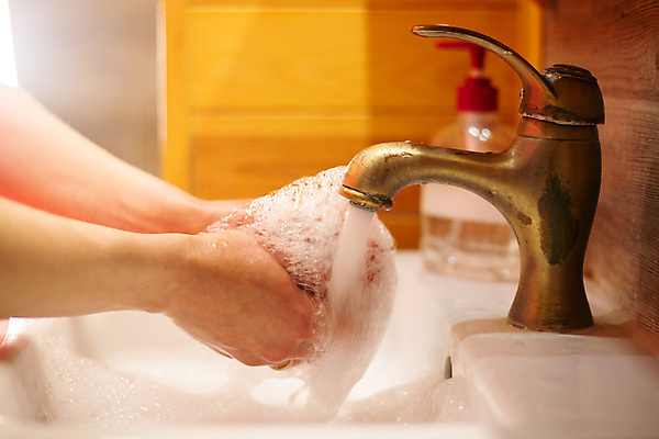 포토 JPG 해외이미지 손 어린이 신체 건강 관리 사람 사람없음 물 목욕 거품 젖음 욕실 액체 씻기 빨래 청소 싱크대 수도꼭지 비누 돌봄 위생관리 해외포토 자연요소 가사 모션 신체부위 위생용품 청결 개수대 파일형식 이미지허브