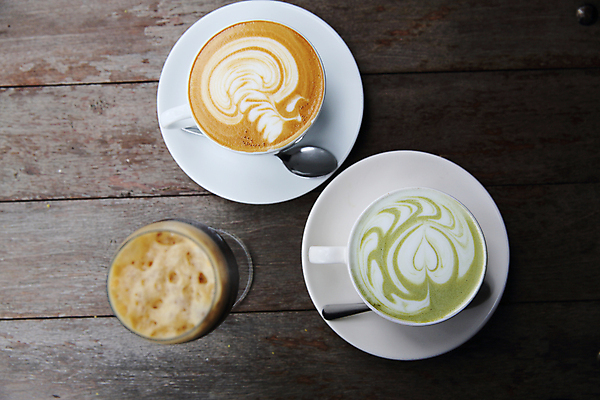 포토 JPG 해외이미지 주간 사람없음 야외 컵 거품 머그컵 녹차 녹차라떼 말차 말차라떼 해외포토 자연요소 식기 차_음료 라떼 파일형식 이미지허브