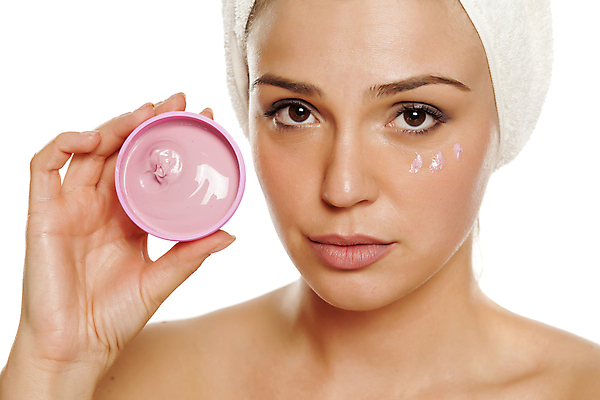 포토 JPG 해외이미지 얼굴 분홍색 가면 한명 치료 수건 뷰티 스파 화장품 욕실 잡기 붓 항아리 컨테이너 플라스틱 피부 크림 피부관리 흰배경 리프트 보여주기 반대 내추럴 돌봄 완벽 노화 해외포토 1 산업 컬러 백그라운드 컨셉 의학 모션 재질 사람 신체부위 위생용품 흰색 도자기 파일형식 이미지허브