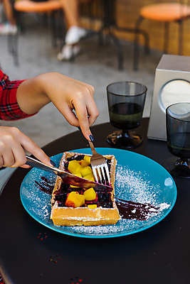 포토 JPG 해외이미지 식기 접시 손 여자 열매 커피 음식 백그라운드 포크 과일 탁자 디저트 건강 요리 사람 사람없음 노란색 과자 초콜릿 식사 흰색 신선 칼 달콤 맛 아침식사 설탕 먹기 크림 블루베리 벨기에 시럽 와플 내추럴 점심식사 식욕 페스츄리 핸드메이드 해외포토 식물 음료 빵 컬러 가구 컨셉 모션 신체부위 서유럽 파일형식 이미지허브