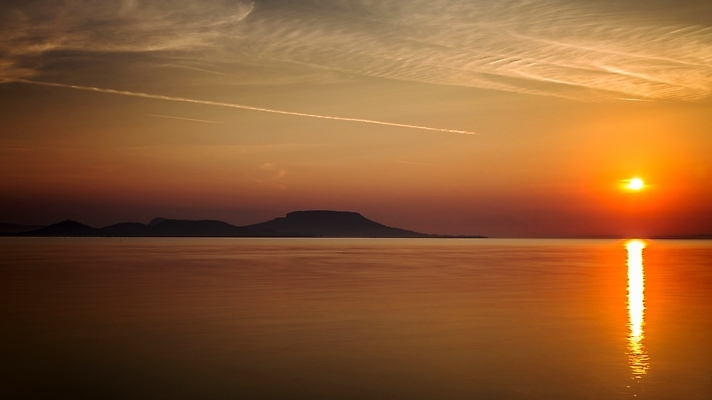 포토 JPG 해외이미지 유럽 호수 파도 바다 여행 백그라운드 오렌지 자연 하늘 날씨 휴가 휴식 산 풍경 사람없음 야외 빨간색 물 여름 파란색 빛 컬러풀 햇빛 태양 반사 평화 일출 맑음 화목 황혼 일몰 새벽 저녁 언덕 헝가리 수평선 해외포토 자연요소 계절 나라 컬러 컨셉 과일 노을 야간 생태계 동유럽 파일형식 이미지허브