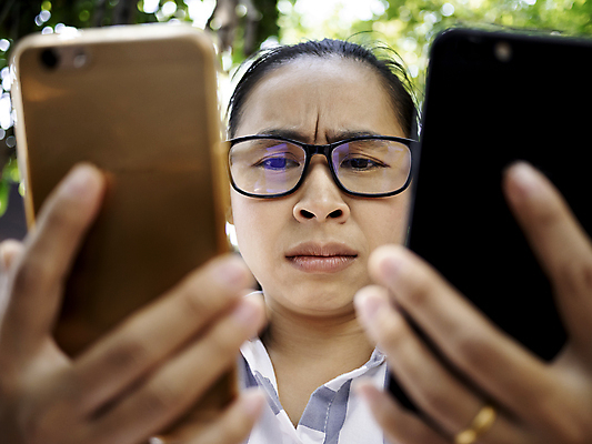 포토 JPG 해외이미지 백인 직업 라이프스타일 손 응시 여자 안경 얼굴 커피 백그라운드 인터넷 비즈니스 통신 모바일 휴가 스트레스 주택 대화 한명 사람 앉기 동양인 성인 스마트폰 핸드폰 카페 분노 흰색 업무 기다림 전화기 걱정 바쁨 주말 문제 고립 심각 혼란 해외포토 서양인 1 시선 잡화 감정 음료 컬러 컨셉 모션 말하기 인종 건물 생활 신체부위 전자제품 스마트기기 상점 작업 파일형식 이미지허브