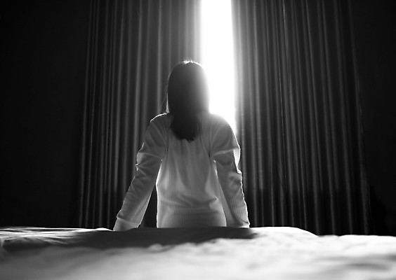 포토 JPG 해외이미지 라이프스타일 여자 행복 감정 아시아 백그라운드 창문 아침 휴식 주택 실내 건강 한명 사람 앉기 동양인 성인 운동 뷰티 귀여움 어둠 침실 방 흰색 침대 표현 담요 속도 화장실 돌봄 안락 해외포토 주간 1 나라 컬러 가구 컨셉 모션 인종 내부 건물 생활 파일형식 이미지허브