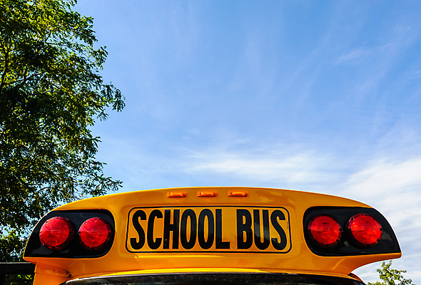 포토 JPG 해외이미지 나무 구름 교육 여행 캐나다 텍스트 학교 교통시설 자동차 하늘 전등 버스 경고 안전 사람없음 야외 빨간색 파란색 노란색 미국 장비 정상 심볼 묘사 사인 자동 해외포토 자연요소 식물 육상교통 컬러 교통 북아메리카 조명 대중교통 시설 파일형식 이미지허브