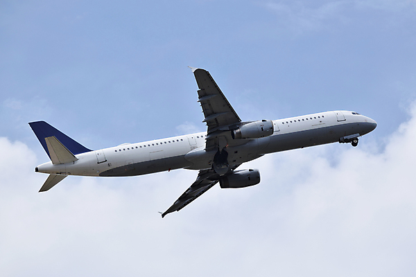 포토 JPG 해외이미지 구름 여행 교통시설 하늘 휴가 비행기 사람없음 파란색 공항 항공 출발 상업 제트기 승객 이륙 대패 착륙 해외포토 자연요소 컬러 교통 컨셉 항공교통 대중교통 시설 파일형식 이미지허브