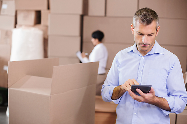 포토 JPG 해외이미지 백인 여자 남자 40대 중년 실내 들기 상반신 성인 두명 앞모습 옆모습 30대 상자 계산기 작업 비즈니스맨 비즈니스우먼 계산 집중 물류창고 해외포토 서양인 뷰포인트 컨셉 비즈니스 모션 문구용품 사람 내부 장년 장비 직장인 창고 파일형식 이미지허브