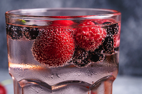 포토 JPG 해외이미지 잔 근접촬영 사람없음 물방울 투명 체리 수분 탄산음료 산딸기 베리 콘크리트 탄산수 해외포토 식기 음료 뷰포인트 과일 물 탄산 파일형식 이미지허브