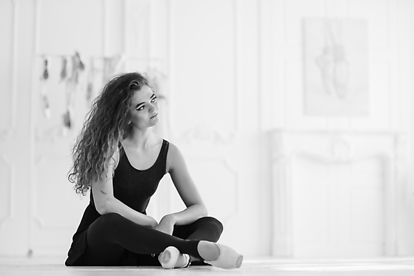 포토 JPG 해외이미지 전신 백인 여자 흑백 실내 한명 사람 앉기 성인 옆모습 뷰티 우아함 발레 발레리나 발레복 성인여자한명만 해외포토 서양인 1 옷 뷰포인트 컨셉 모션 촬영기법 내부 춤 여자한명만 성인여자만 파일형식 이미지허브