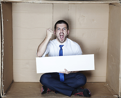 포토 JPG 해외이미지 전신 백인 남자 한명 들기 성인 앞모습 상자 사무실 비즈니스맨 가부좌 갇힘 답답함 성인남자한명만 카피스페이스 해외포토 서양인 1 뷰포인트 비즈니스 모션 사람 앉기 공백 직장인 감각 남자한명만 성인남자만 파일형식 이미지허브