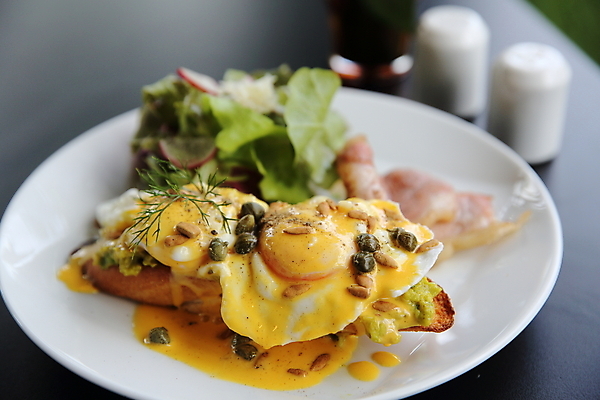 포토 JPG 해외이미지 접시 빵 검은배경 실내 사람없음 샐러드 아침식사 미국음식 수란 에그베네딕트 해외포토 식기 음식 백그라운드 서양음식 샌드위치 내부 검은색 식사 파일형식 이미지허브