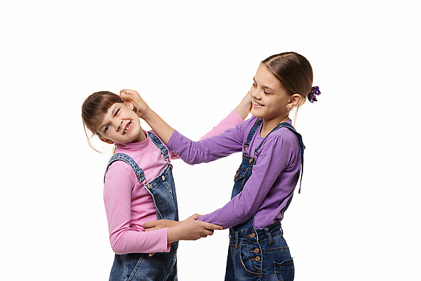 포토 JPG 해외이미지 백인 딸 유럽 어린이 백그라운드 한명 힘 주먹 흰색 충돌 자매 싸움 귀 고립 늘이기 분쟁 해외포토 서양인 1 여자 나라 컬러 가족 모션 사람 신체부위 파일형식 이미지허브