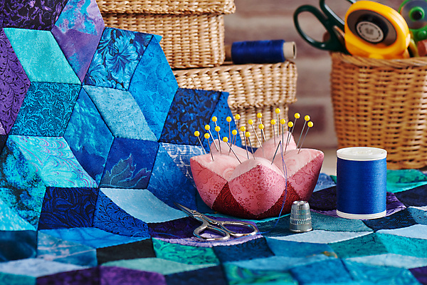 포토 JPG 해외이미지 조각 백그라운드 패턴 장신구 취미 사람없음 바구니 공구 직물 면 실 바느질 자르기 큐브 오브젝트 질감 다이아몬드 마름모 실타래 골무 다락방 커터 퀼트 핸드메이드 해외포토 도형 무늬 모션 도구 보석 파일형식 이미지허브