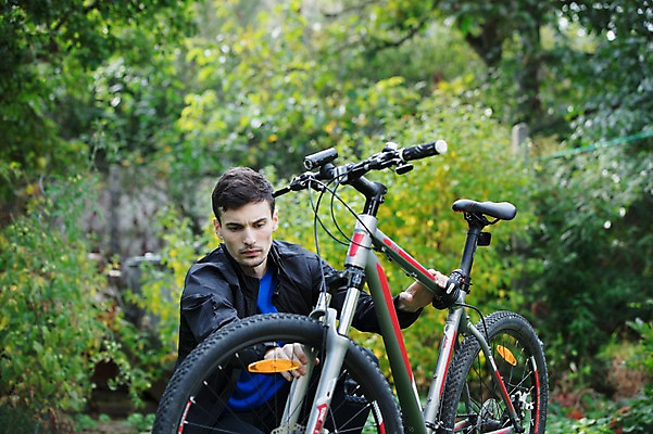 포토 JPG 주간 서양인 외국인 라이프스타일 응시 공원 남자 맨라이프 한명 사람 앉기 상반신 20대 성인 취미 야외 앞모습 자전거 수리 집중 체코 심각 성인남자한명만 국내포토 자연요소 1 시선 공공시설 유럽 뷰포인트 컨셉 모션 인종 청년 생활 바이크 남자한명만 성인남자만 파일형식