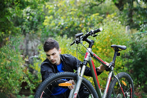 포토 JPG 주간 서양인 외국인 라이프스타일 응시 공원 남자 맨라이프 한명 사람 앉기 상반신 20대 성인 취미 야외 앞모습 자전거 잡기 바퀴 집중 체코 심각 성인남자한명만 국내포토 자연요소 1 시선 공공시설 유럽 뷰포인트 컨셉 모션 인종 청년 생활 바이크 남자한명만 성인남자만 파일형식