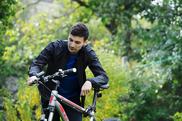 포토 JPG 주간 서양인 외국인 라이프스타일 응시 공원 남자 맨라이프 한명 서기 미소 사람 상반신 20대 성인 취미 야외 앞모습 자전거 기댐 잡기 체코 성인남자한명만 국내포토 자연요소 1 시선 공공시설 유럽 뷰포인트 모션 표정 인종 청년 생활 바이크 남자한명만 성인남자만 파일형식