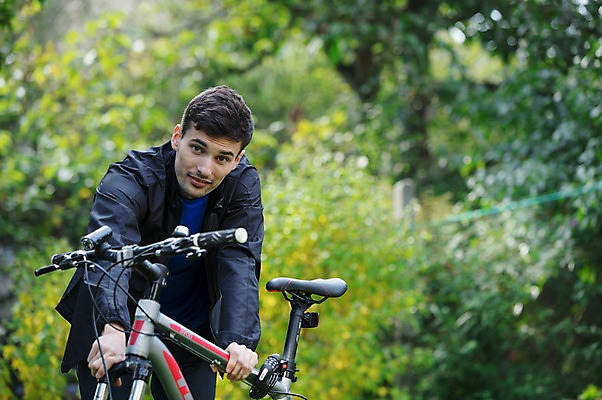 포토 JPG 주간 서양인 외국인 라이프스타일 응시 공원 남자 맨라이프 한명 서기 미소 사람 상반신 20대 성인 취미 야외 앞모습 자전거 잡기 체코 성인남자한명만 국내포토 자연요소 1 시선 공공시설 유럽 뷰포인트 모션 표정 인종 청년 생활 바이크 남자한명만 성인남자만 파일형식
